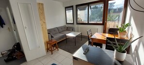 TV - Appartement Lumineux au Calme Avec Balcon Tout Proche de Genève (Gaillard)