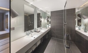 Familiekamer | Badkamer | Gratis toiletartikelen, een haardroger, badjassen, pantoffels