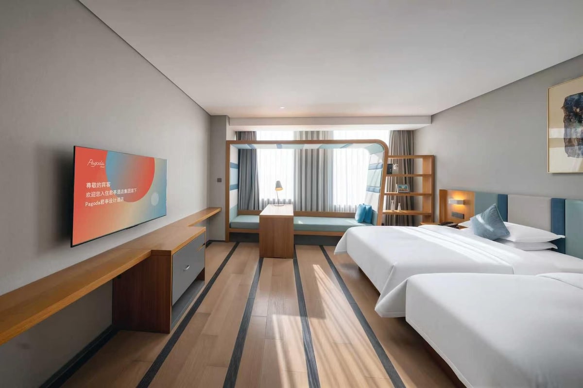 Deluxe Triple Room | Bathroom | Free toiletries, hair dryer, bathrobes, slippers
