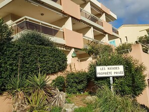 Exterior detail - Beachfront Studio with A/C, Garden & Parking in Cavalaire-sur-Mer (Cavalaire-sur-Mer)