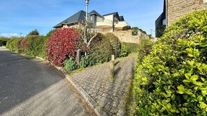 Un quartiere residenziale con case, un vialetto lastricato e un lampione.