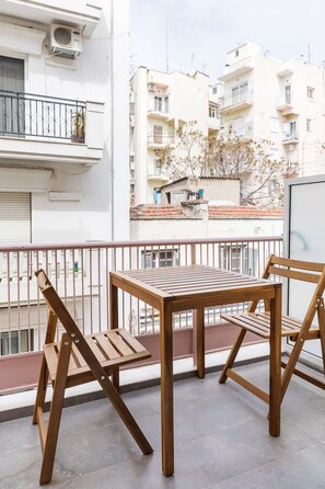 Outdoor dining - Paloma: 1-BD apartment, street view (Thessaloniki)
