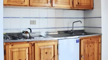 Apartamento | Cozinha privada | Geladeira, micro-ondas, talheres/pratos/utensílios de cozinha