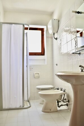 Apartment | Bathroom | Shower, rainfall showerhead, hair dryer, bidet - Residence with pool on the promenade  (Alghero)
