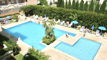 Piscina externa, guarda-sóis, espreguiçadeiras