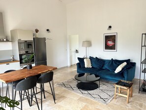 TV connectée, lecteur de DVD, table de tennis de table, livres