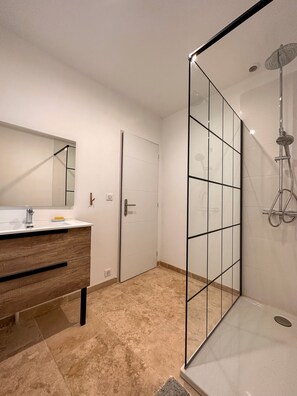 Dusche, Haartrockner, Handtücher, Seife