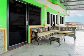 Lobby sitting area - Hotel O Guest House Amanda Syariah (Bandar Lampung)