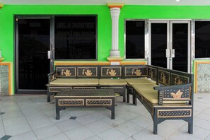 Lobby sitting area - Hotel O Guest House Amanda Syariah (Bandar Lampung)