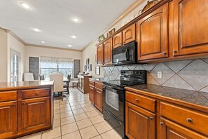 Fridge, microwave, oven, stovetop - Close to Silver Dollar city, 3 pools, Ozark View (Branson West)