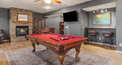 Newly Renovated Game Room! Close to Silver Dollar city! 3 pools & Ozark View!
