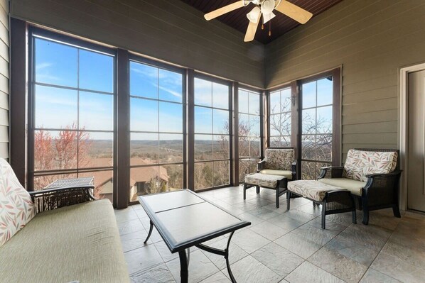 TV, fireplace - Close to Silver Dollar city, 3 pools, Ozark View (Branson West)