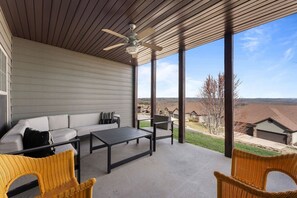 Terrace/patio - Close to Silver Dollar city, 3 pools, Ozark View (Branson West)