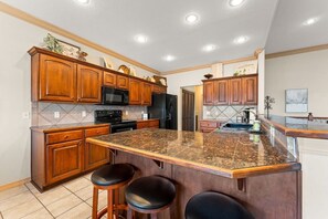 Fridge, microwave, oven, stovetop - Close to Silver Dollar city, 3 pools, Ozark View (Branson West)