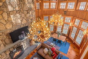 TV connectée, cheminée, jeux vidéo, baby-foot