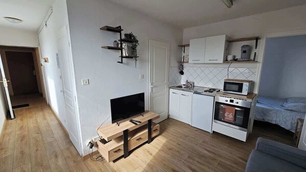 Mikroaaltouuni, uuni, kahvin-/teenkeitin, leivänpaahdin