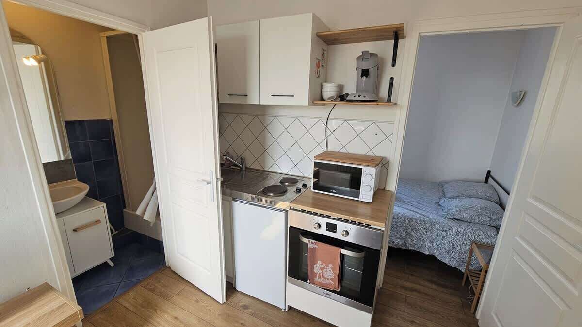 Mikroaaltouuni, uuni, kahvin-/teenkeitin, leivänpaahdin