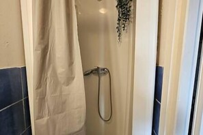 Sèche-cheveux, serviettes fournies