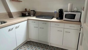 Microwave, coffee/tea maker, cookware/dishes/utensils - T2 proche du CH d'Arras (Sainte-Catherine-lès-Arras)