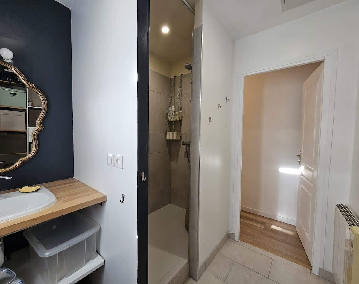 Een douche, een haardroger, handdoeken, toiletpapier