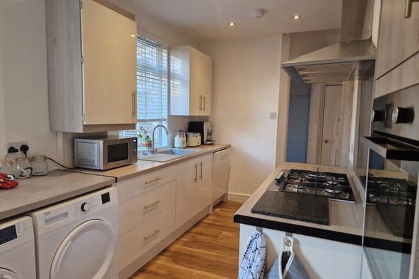 KĂŒhlschrank, Mikrowelle, Ofen, Herdplatte