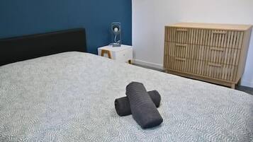 2 bedrooms, iron/ironing board, bed sheets