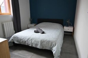 2 habitaciones, tabla de planchar con plancha y ropa de cama 