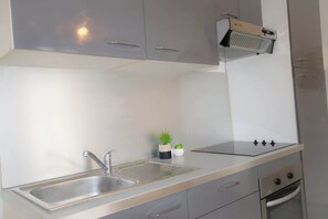 Jääkaappi, mikroaaltouuni, uuni, liesi