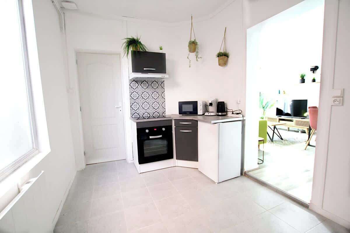 Réfrigérateur, micro-ondes, four, plaque de cuisson