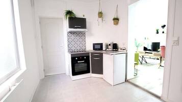 Réfrigérateur, micro-ondes, four, plaque de cuisson