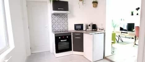 Fridge, microwave, oven, coffee/tea maker