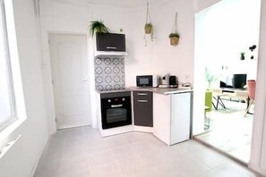 ثلاجة، ميكروويف، فرن، ماكينة لصنع القهوة/الشاي