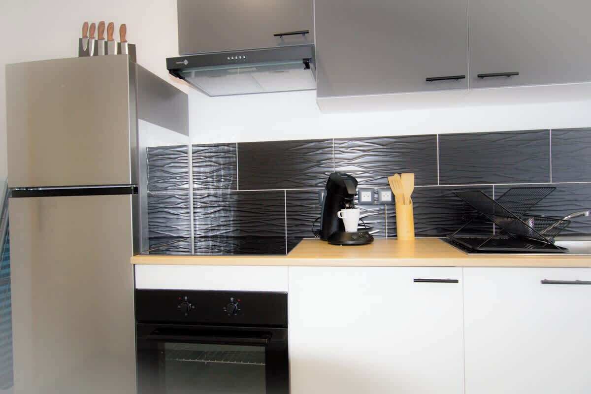 Een koelkast, een microgolfoven, een oven, een kookplaat