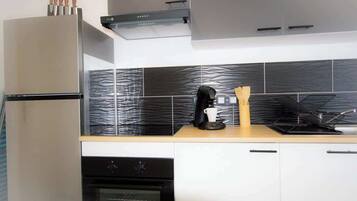 Een koelkast, een microgolfoven, een oven, een kookplaat