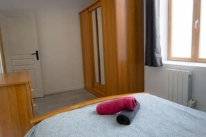 2 室のベッドルーム、アイロン / アイロン台、WiFi、ベッドシーツ