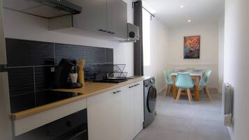 Een koelkast, een microgolfoven, een oven, een kookplaat