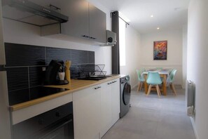 Jääkaappi, mikroaaltouuni, uuni, liesi