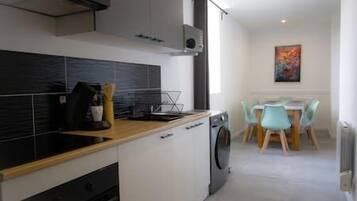 Réfrigérateur, micro-ondes, four, cafetiÚre/bouilloire