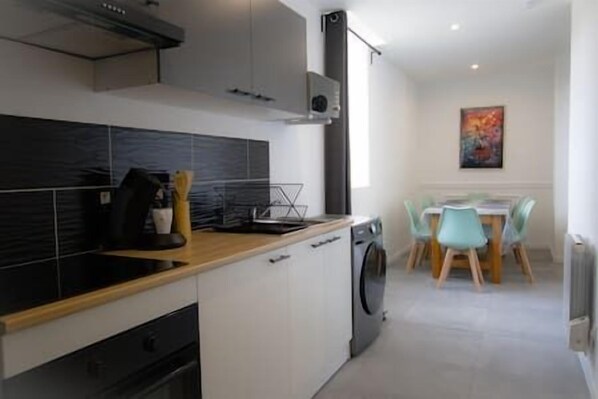 Fridge, microwave, oven, coffee/tea maker