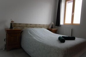 2 bedrooms, iron/ironing board, WiFi, bed sheets