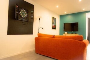 Fernseher, Tischfußball