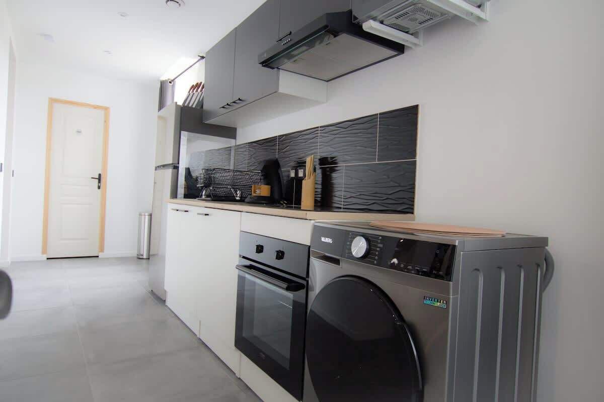 Réfrigérateur, micro-ondes, four, plaque de cuisson