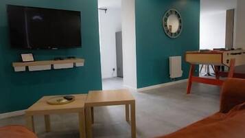 Télévision, baby-foot