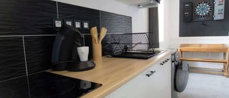 Een koelkast, een microgolfoven, een oven