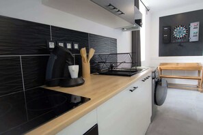 Kühlschrank, Mikrowelle, Ofen, Wasserkocher mit Kaffee-/Teezubehör