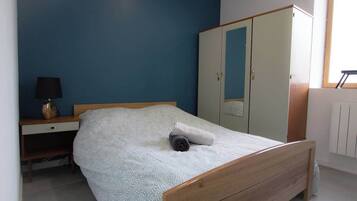 2 bedrooms, iron/ironing board, WiFi, bed sheets