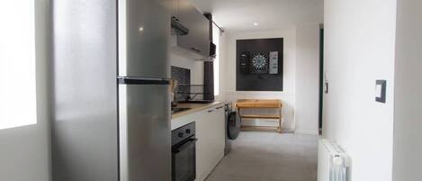 Jääkaappi, mikroaaltouuni, uuni, kahvin-/teenkeitin