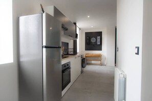 Een koelkast, een magnetron, een oven, een koffiezetapparaat/waterkoker