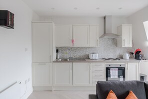 冷蔵庫、電子レンジ、オーブン、コンロ