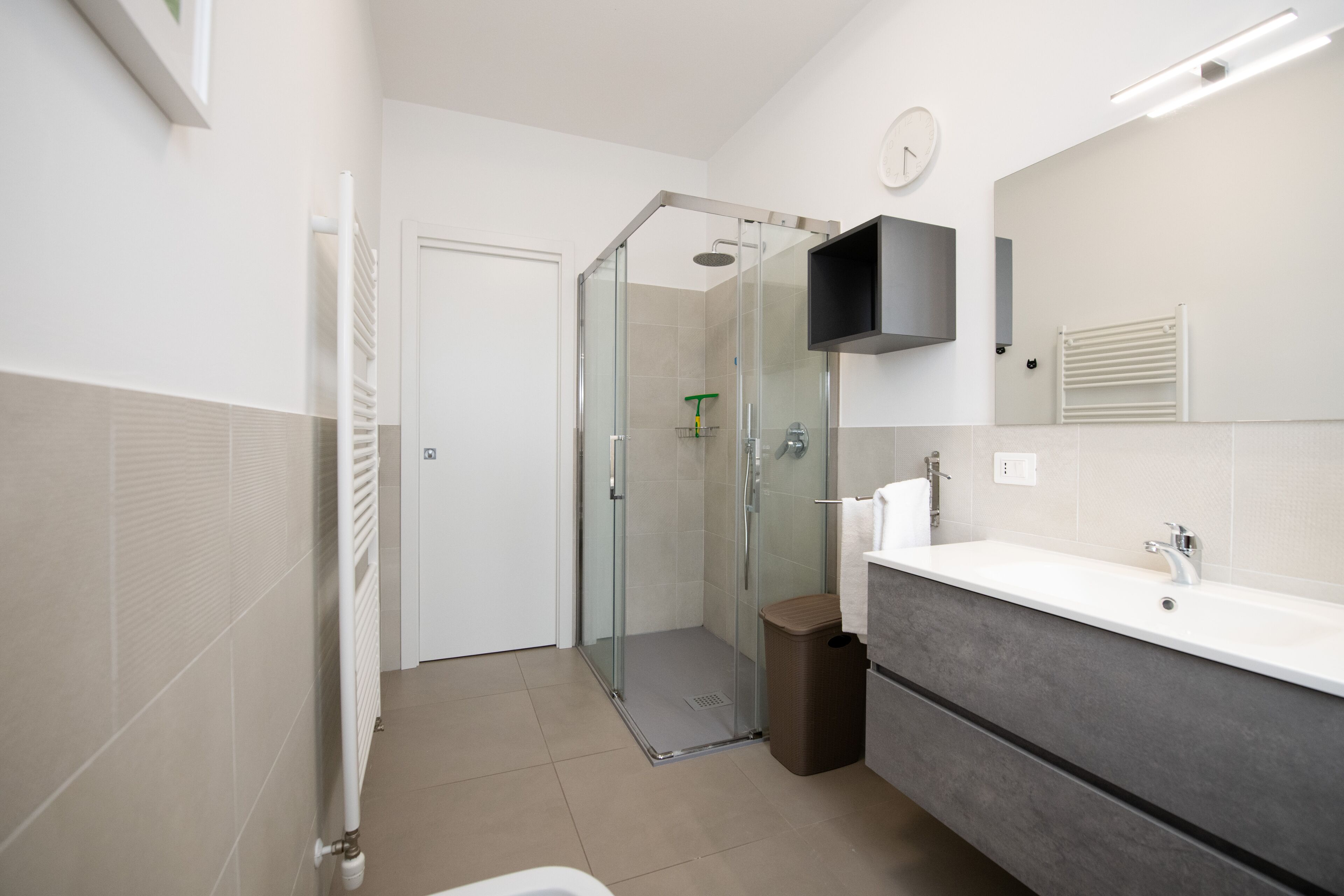 Douche, articles de toilette (gratuits), bidet, serviettes fournies